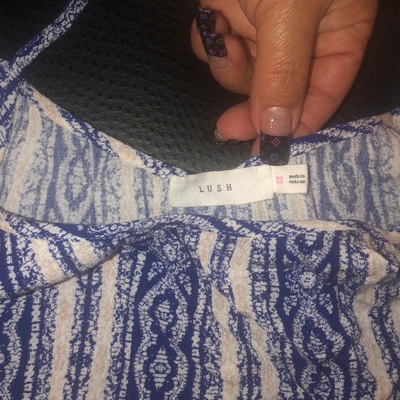 LUSH NORDSTROM CUT OUT SHOULDER LIGHTWEIGHT TOP - Picture 3 of 3